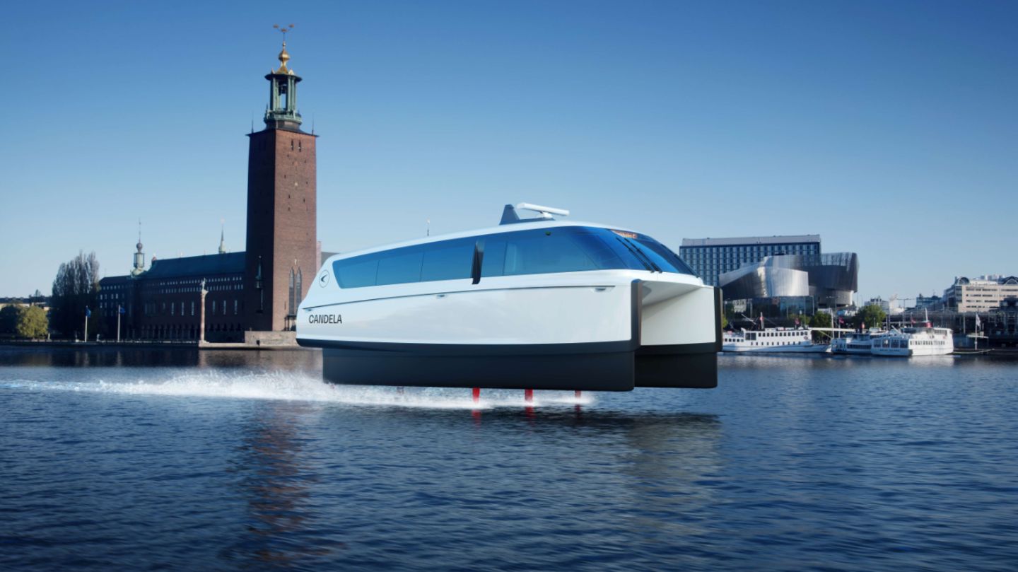 Bei Fahrt erhebt sich der Rumpf aus dem Meer.