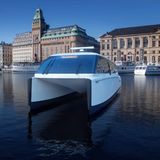 Sinkt die Geschindigkeit tauchen die Rümpfe ins Wasser ein.