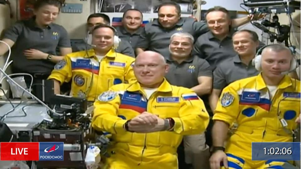In diesem von Roskosmos zur Verfügung gestellten Videostandbild sind die russischen Kosmonauten Sergej Korsakow, Oleg Artemjew und Denis Matwejew während einer Begrüßungszeremonie nach ihrer Ankunft an der Internationalen Raumstation (ISS) zu sehen.