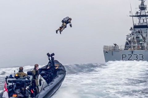 Wie Iron Man: Soldaten fliegen mit Jetpack auf Kriegsschiff – ist das Video echt?