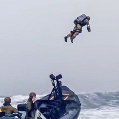 Wie Iron Man: Soldaten fliegen mit Jetpack auf Kriegsschiff – ist das Video echt?