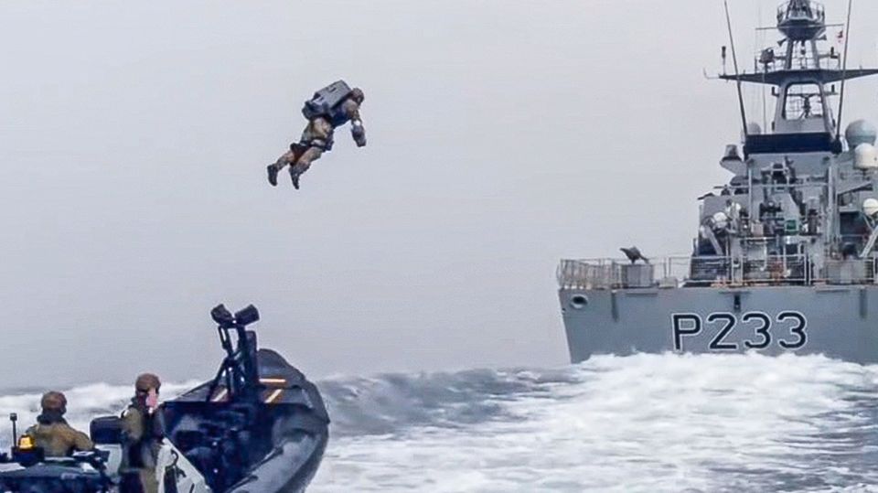 Wie Iron Man: Soldaten fliegen mit Jetpack auf Kriegsschiff – ist das Video echt?