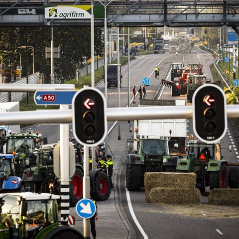 Eine Vielzahl von Traktoren auf einer Autobahn in den Niederlanden