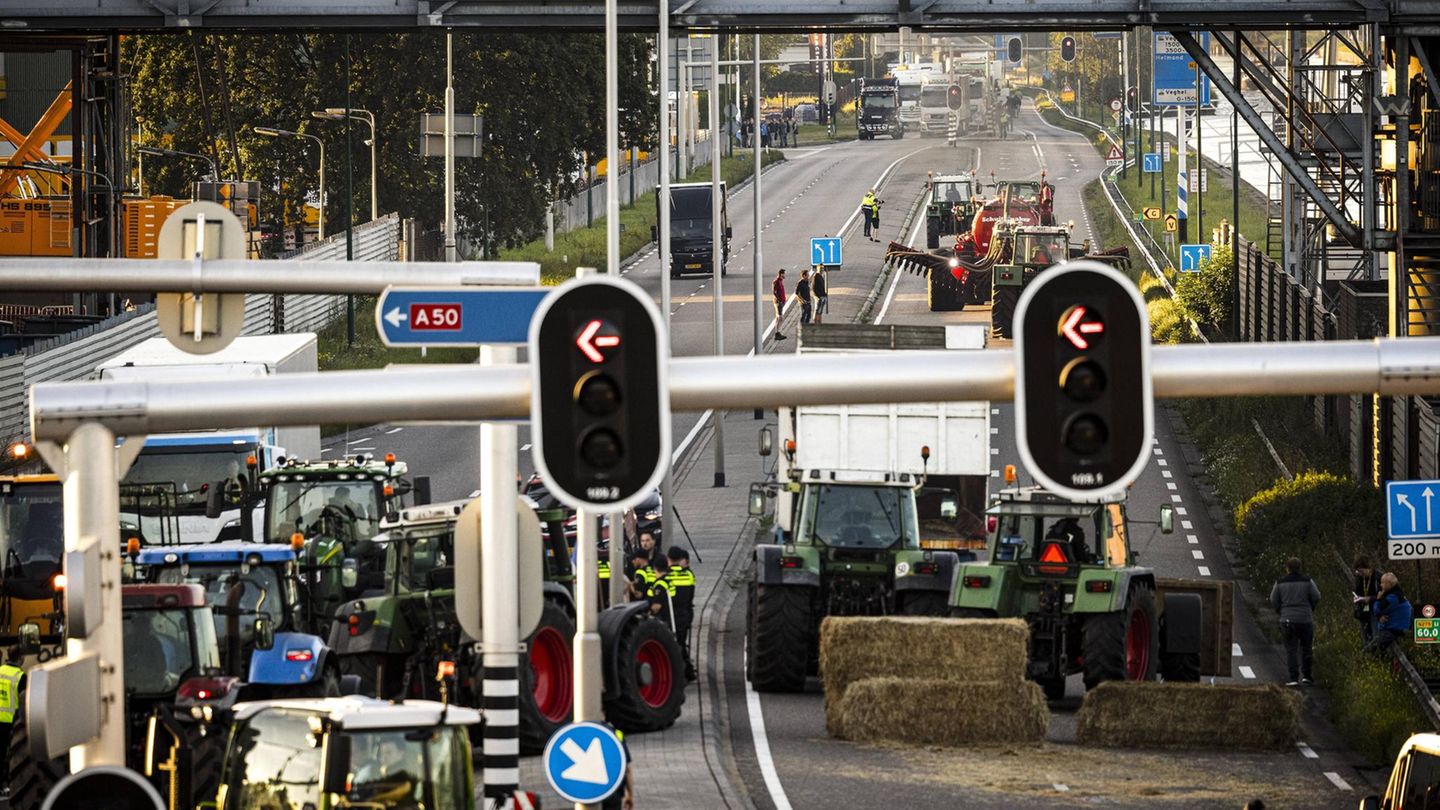Eine Vielzahl von Traktoren auf einer Autobahn in den Niederlanden