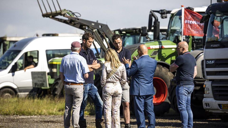 Kees van Rooij, Bürgermeister von Meierijstad, spricht mit protestierenden Landwirten