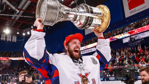 Iwan Fedotow feiert den Sieg in der höchsten Eishockey-Spielklasse Russlands. 
