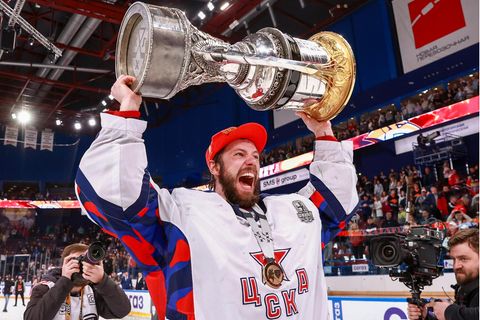 Iwan Fedotow feiert den Sieg in der höchsten Eishockey-Spielklasse Russlands. 