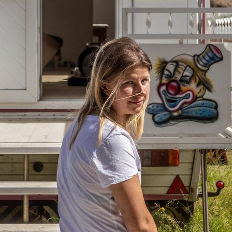 Tamara Orschler in Kreuzberg an der Ahr vor einem ausrangierten Zirkuswagen