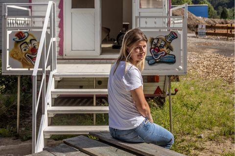Tamara Orschler in Kreuzberg an der Ahr vor einem ausrangierten Zirkuswagen