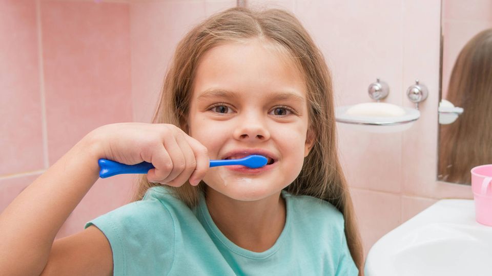 Tipp zur Zahnreinigung: Darum sollten Sie nach dem Zähneputzen nicht ausspülen
