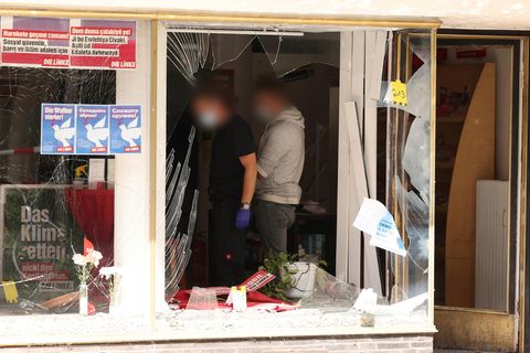Kriminaltechniker untersuchen nach der Explosion das Büro der "Linken" in Oberhausen