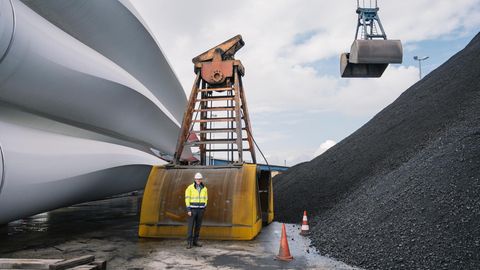 Frank Schnabel zwischen Windkraftrotoren und Kohlehalde