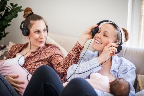Tina Jurgan (l.) und Sarah Günther mit Babys durch Samenspende