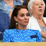 5. Juli 2022  Herzogin Kates Grimassen-Show beim Tennis-Turnier in Wimbledon  Die Viertelfinalgegner in Wimbledon können sich an diesem Nachmittag über royalen Besuch freuen: Herzogin Kate und Prinz William sitzen in der Royal Box. Sie ist begeisterte Tennisspielerin und trainiert regelmäßig in einem Privatclub in London. Außerdem ist die Herzogin von Cambridge Schirmherrin des Tennis-Verbandes und als solche jedes Jahr beim weltberühmten Turnier im Süden Londons dabei. Zeigt sich die 40-Jährige bei sonstigen Termin ruhig, seriös und höflichem Lächeln, geht sie bei Sport-Events regelmäßig aus sich heraus. So auch beim Viertelfinale, das Novak Djokovic und Jannik Sinner austragen. Während sich die Spieler ein heißes Match liefern, fiebert Kate sichtlich mit ...