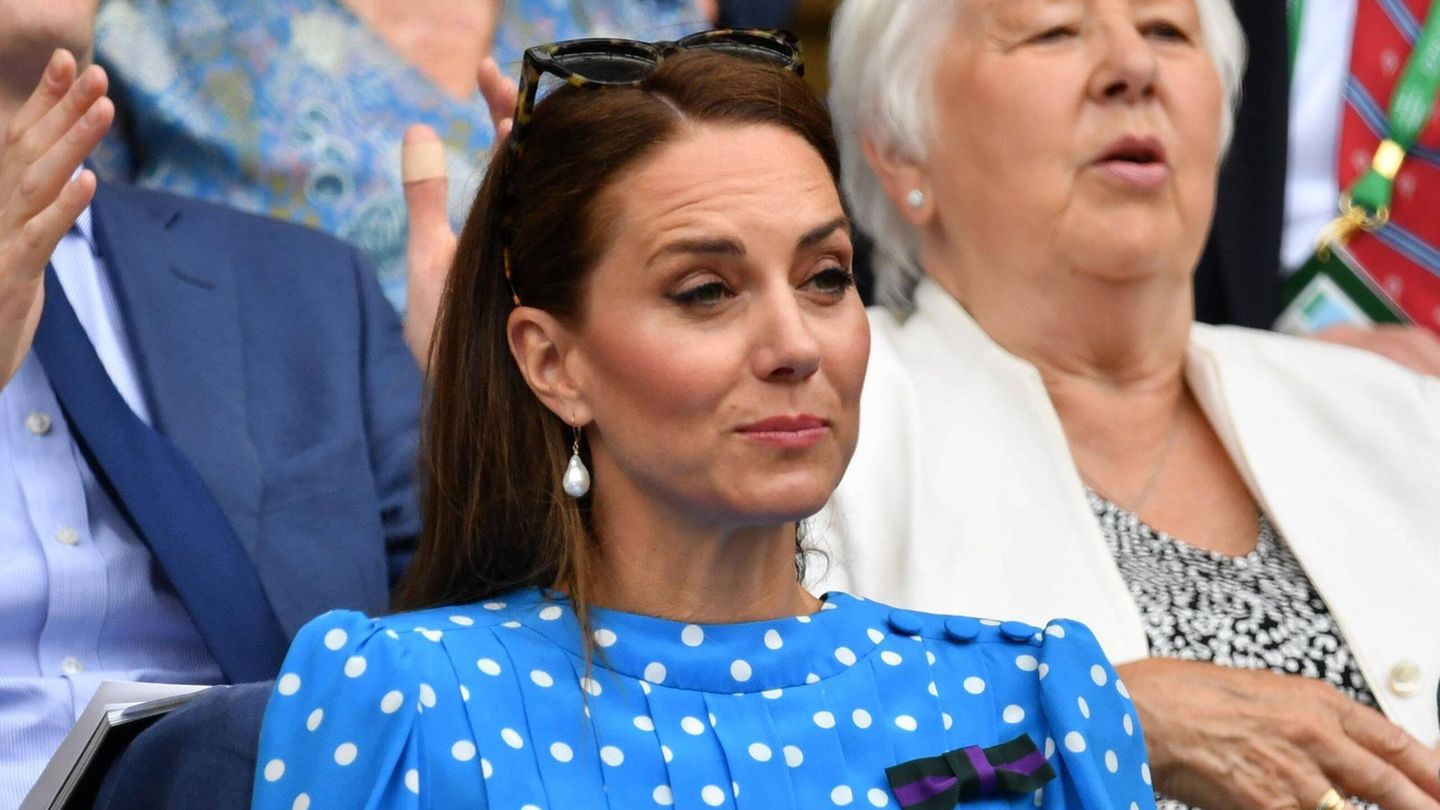 5. Juli 2022  Herzogin Kates Grimassen-Show beim Tennis-Turnier in Wimbledon  Die Viertelfinalgegner in Wimbledon können sich an diesem Nachmittag über royalen Besuch freuen: Herzogin Kate und Prinz William sitzen in der Royal Box. Sie ist begeisterte Tennisspielerin und trainiert regelmäßig in einem Privatclub in London. Außerdem ist die Herzogin von Cambridge Schirmherrin des Tennis-Verbandes und als solche jedes Jahr beim weltberühmten Turnier im Süden Londons dabei. Zeigt sich die 40-Jährige bei sonstigen Termin ruhig, seriös und höflichem Lächeln, geht sie bei Sport-Events regelmäßig aus sich heraus. So auch beim Viertelfinale, das Novak Djokovic und Jannik Sinner austragen. Während sich die Spieler ein heißes Match liefern, fiebert Kate sichtlich mit ...