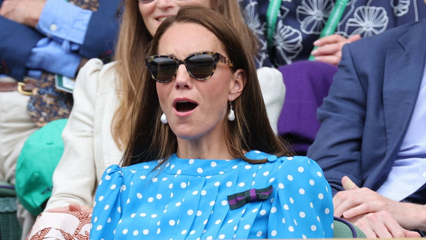 Sie zieht die Stirn kraus, spitzt die Lippen, schnappt nach Luft, ist offensichtlich gefangen im Match. Da achtet niemand mehr auf Prinz William, der neben ihr sitzt.