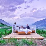 Butler serviert Wein