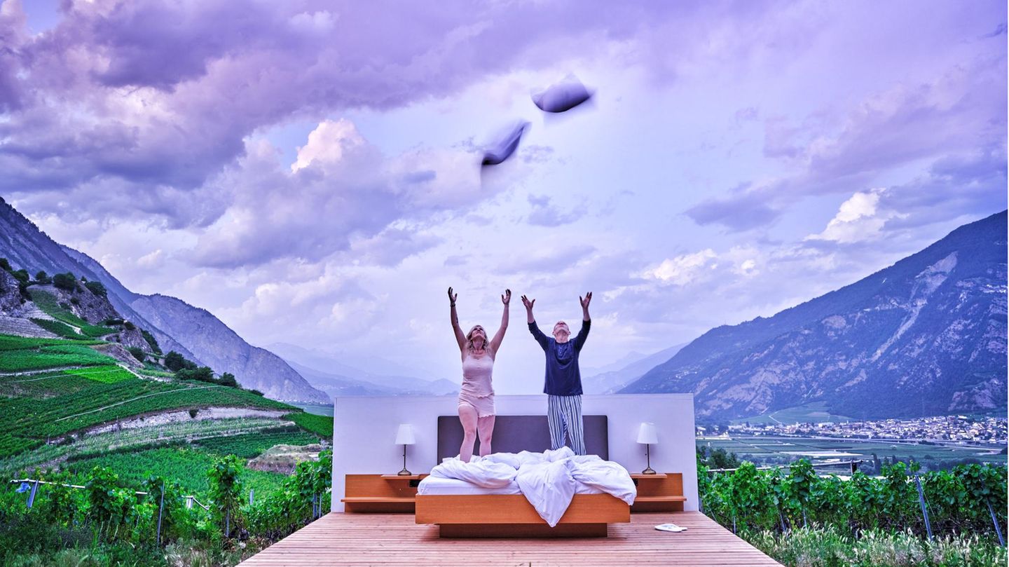 In dem wände- und deckenlosen Zimmer erwachen die Gäste am nächsten Morgen wegen der Helligkeit meist in aller Frühe. Weitere Infos unter www.nullsternhotel.ch