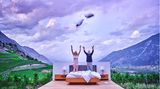 In dem wände- und deckenlosen Zimmer erwachen die Gäste am nächsten Morgen wegen der Helligkeit meist in aller Frühe. Weitere Infos unter www.nullsternhotel.ch