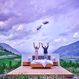 In dem wände- und deckenlosen Zimmer erwachen die Gäste am nächsten Morgen wegen der Helligkeit meist in aller Frühe. Weitere Infos unter www.nullsternhotel.ch