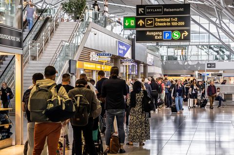 Warteschlangen im Flughafen Stuttgart