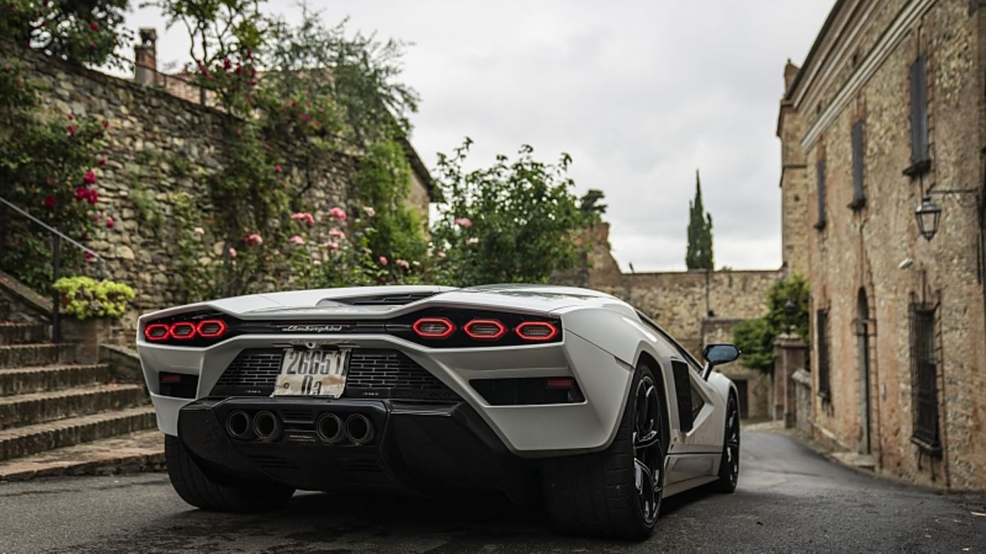 Driving report Lamborghini Countach LPI 800-4: column rush