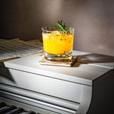 Maracuja Spritz      Zutaten:  4 cl Vermouth-Alternative (unsere Wahl: Undone No 08)  2 cl Maracujasirup  1 cl Zitronensaft  1⁄2 Passionsfrucht, Fruchtfleisch  alkoholfreier Frucht-Secco (unsere Wahl: Van Nahmen – Apfel-Quitte)      Zubehör:   Rührglas, Barlöffel, Barsieb  Deko: Rosmarinzweig  Glas: Tumbler      Zubereitung:  1. Gebt alle Zutaten, bis auf den Secco, in ein mit Eis gefülltes Rührglas und kühlt den Drink mit schnellen Kreisen runter.  2. Gießt den Drink durch ein Barsieb in den mit Eiswürfeln gefüllten Tumbler ab.  3. Füllt den Drink mit alkoholfreiem Secco auf.  4. Dekoriert den Drink mit einem Rosmarinzweig.