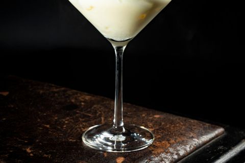 Virgin Colada      Zutaten:  4 cl Rum-Alternative (unsere Wahl: Siegfried Wonderoak)  8 cl Ananassaft (optional frische Ananas)  4 cl Creme de Coco (z.B. Coco Tara)  1 cl Limette (optional)      Zubehör:  Shaker, Barsieb  Deko: gedörrte Ananasscheibe  Glas: Cocktailschale      Zubereitung:  1. Gebt alle Zutaten in einen mit Eiswürfeln gefüllten Shaker.  2. Shaked kräftig für 20 Sekunden.  3. Füllt den Drink durch ein Barsieb in eine mit Eiswürfeln gefüllte Cocktailschale ab.  4. Dekoriert das Glas mit einer getrockneten Ananasscheibe.
