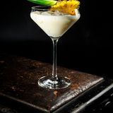 Virgin Colada      Zutaten:  4 cl Rum-Alternative (unsere Wahl: Siegfried Wonderoak)  8 cl Ananassaft (optional frische Ananas)  4 cl Creme de Coco (z.B. Coco Tara)  1 cl Limette (optional)      Zubehör:  Shaker, Barsieb  Deko: gedörrte Ananasscheibe  Glas: Cocktailschale      Zubereitung:  1. Gebt alle Zutaten in einen mit Eiswürfeln gefüllten Shaker.  2. Shaked kräftig für 20 Sekunden.  3. Füllt den Drink durch ein Barsieb in eine mit Eiswürfeln gefüllte Cocktailschale ab.  4. Dekoriert das Glas mit einer getrockneten Ananasscheibe.