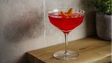 Virgin Cosmopolitan      Zutaten:  8 cl Cranberry-Nektar  2 cl Limettensaft  4 cl Italian-Bitter-Alternative (unsere Wahl: Undone No. 7)      Zubehör:  Rührglas, Barlöffel, Barsieb, Zestenschneider  Deko: Orangenschale  Glas: Cocktailschale      Zubereitung:  1. Gebt alle Zutaten in ein mit Eis gefülltes Rührglas und kühlt den Drink mit schnellen Kreisen runter.  2. Füllt den Drink durch ein Barsieb in eine gekühlte Cocktailschale ab.  3. Dekoriert das Glas mit einem Stück einer Orangenschale.  ​​​​​​