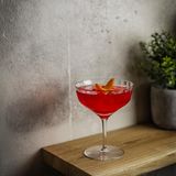 Virgin Cosmopolitan      Zutaten:  8 cl Cranberry-Nektar  2 cl Limettensaft  4 cl Italian-Bitter-Alternative (unsere Wahl: Undone No. 7)      Zubehör:  Rührglas, Barlöffel, Barsieb, Zestenschneider  Deko: Orangenschale  Glas: Cocktailschale      Zubereitung:  1. Gebt alle Zutaten in ein mit Eis gefülltes Rührglas und kühlt den Drink mit schnellen Kreisen runter.  2. Füllt den Drink durch ein Barsieb in eine gekühlte Cocktailschale ab.  3. Dekoriert das Glas mit einem Stück einer Orangenschale.  ​​​​​​