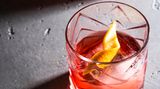 Nogroni      Zutaten:  4 cl Gin-Alternative (unsere Wahl: Brandstifter Gin alkoholfrei)  4 cl roter Vermouth-Alternative (unsere Wahl: Conviv Rosso)  2 cl Bitter-Alternative (unsere Wahl: Undone No. 7)      Zubehör:  Rührglas, Barlöffel, Barsieb, Zestenschneider  Deko: Orangenzeste  Glas: Tumbler      Zubereitung:  1. Verrührt alle Zutaten in einem mit Eis gefüllten Rührglas und kühlt den Drink so mit schnellen Kreisen runter.  2. Gebt einige Eiswürfel in einen Tumbler und gießt den Drink durch ein Barsieb hinein.  3. Drückt eine Orangenzeste über dem Drink aus und gebt sie dann ins Glas.