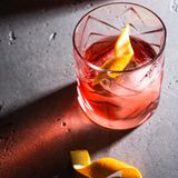 Nogroni      Zutaten:  4 cl Gin-Alternative (unsere Wahl: Brandstifter Gin alkoholfrei)  4 cl roter Vermouth-Alternative (unsere Wahl: Conviv Rosso)  2 cl Bitter-Alternative (unsere Wahl: Undone No. 7)      Zubehör:  Rührglas, Barlöffel, Barsieb, Zestenschneider  Deko: Orangenzeste  Glas: Tumbler      Zubereitung:  1. Verrührt alle Zutaten in einem mit Eis gefüllten Rührglas und kühlt den Drink so mit schnellen Kreisen runter.  2. Gebt einige Eiswürfel in einen Tumbler und gießt den Drink durch ein Barsieb hinein.  3. Drückt eine Orangenzeste über dem Drink aus und gebt sie dann ins Glas.