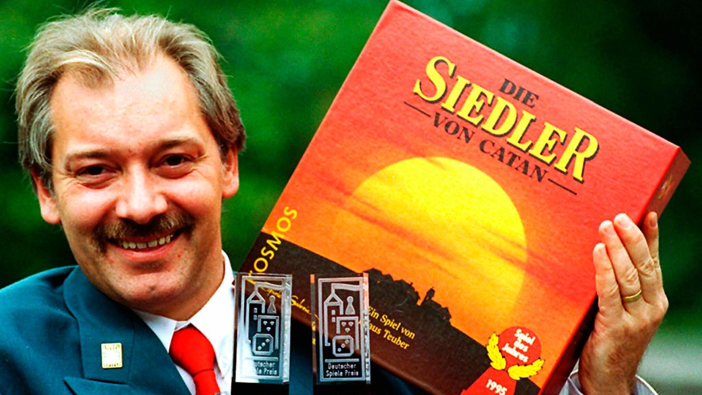 VOE STERN 28/2022  Der Erfogsautor Klaus Teuber prŠsentiert am Mittwoch wŠhrend eines Pressetermins seine,fŸr das Spiel &quot;Die Siedler von Catan&quot;,gewonnenen Pokale.Das Spiel erhŠlt sowohl den Deutschen Spiele-Preis 1995 als auch die goldene Fede...