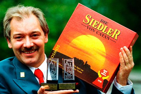 VOE STERN 28/2022  Der Erfogsautor Klaus Teuber prŠsentiert am Mittwoch wŠhrend eines Pressetermins seine,fŸr das Spiel &quot;Die Siedler von Catan&quot;,gewonnenen Pokale.Das Spiel erhŠlt sowohl den Deutschen Spiele-Preis 1995 als auch die goldene Fede...