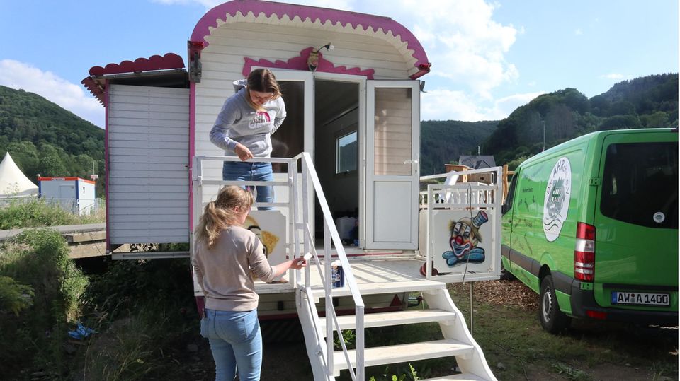 Zwei Frauen arbeiten an einem Zirkuswagen Zwei Frauen arbeiten an einem Zirkuswagen