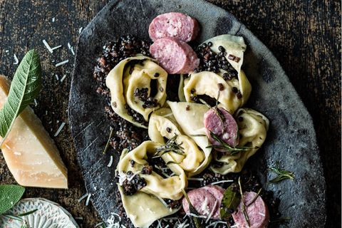 Lecker Pasta! Cotechino Cappellacci auf Linsen