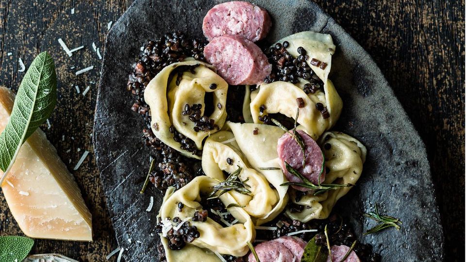 Lecker Pasta! Cotechino Cappellacci auf Linsen