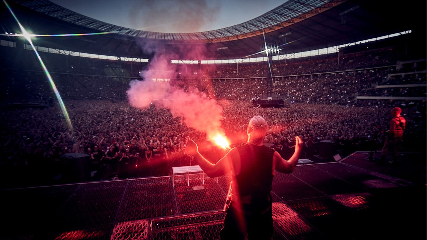Rammstein auf der Bühne, 50.000 Menschen im Publikum