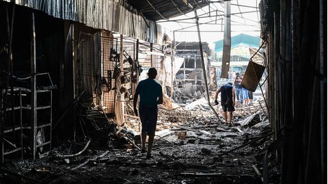 Ein Mann schreitet durch Trümmer in der ukrainischen Stadt Slowjansk