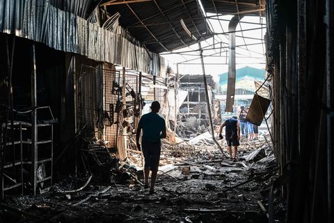 Ein Mann schreitet durch Trümmer in der ukrainischen Stadt Slowjansk