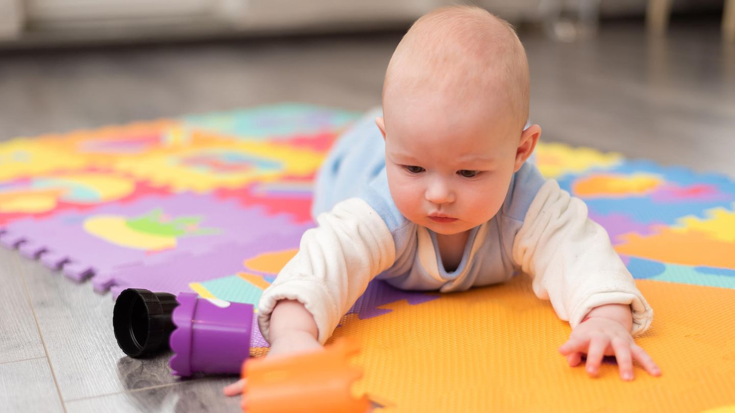 Weiche Unterlage: Spielmatten für Babys: Darauf sollten Eltern beim Kauf achten