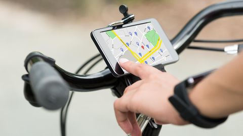 Fingerzeig auf Smartphone mit GPS-Navigation