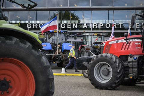 Bauern-Blockade der Ankunftshalle am Flughafen Groningen