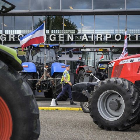 Bauern-Blockade der Ankunftshalle am Flughafen Groningen