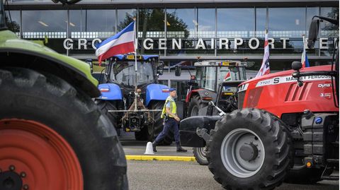 Bauern-Blockade der Ankunftshalle am Flughafen Groningen