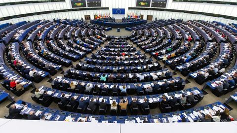 Abgeordnete des Europäischen Parlaments sitzen während einer Abstimmungssitzung im Plenarsaal des Europäischen Parlaments