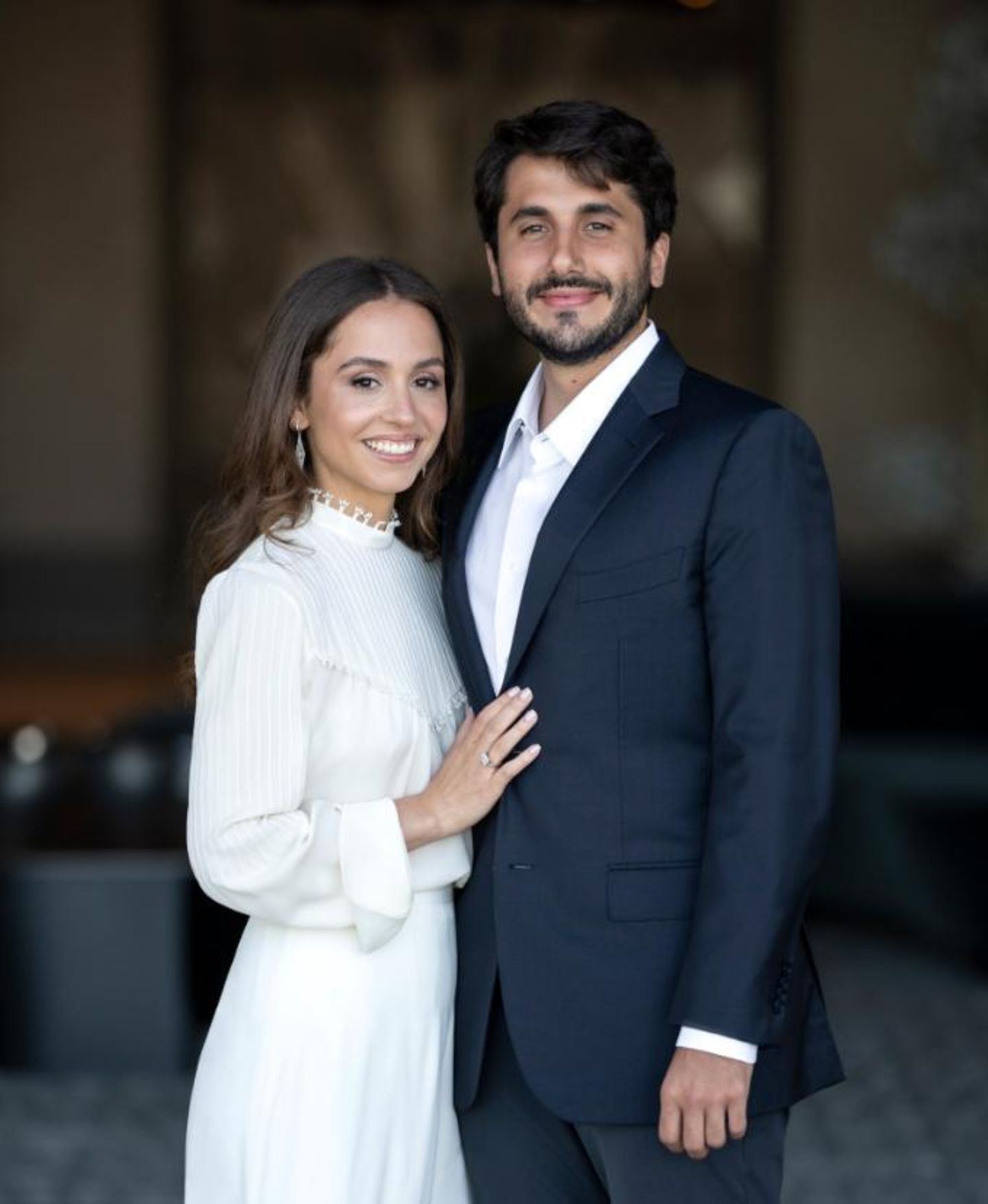 Royal News : 6. Juli 2022 Verlobung im jordanischen Königshaus! Ranias älteste Tochter will heiraten Prinzessin Iman bint Abdullah hat sich verlobt! Die älteste Tochter von Königin Rania und König Abdullah von Jordanien hat am Dienstag Ja zu ihrem Freund Jameel Alexander Thermiotis gesagt. Einen Tag später teilt der Palast die frohe Kunde mit und veröffentlicht ein Bild des glücklichen Paars. In der Verkündung heißt es, er habe im Beisein der Königsfamilie und seiner Familie um die Hand seiner Liebsten angehalten. Auf Instagram gratuliert die Königin: "Herzlichen Glückwunsch, meine liebste Iman; dein Lächeln ist immer ein Geschenk der Liebe gewesen, das ich seit dem Tag deiner Geburt zu schätzen wusste. Ich wünsche dir und Jameel ein Leben voller Liebe und Lachen!" Die schöne Nachricht heitert Rania in einer schweren Zeit auf: Ende Mai starb ihr geliebter Vater. Über ihren künftigen Schwiegersohn ist nichts außer seinem Namen bekannt. Wie lange er und Iman liiert sind, wurde ebenfalls nicht mitgeteilt. 6. Juli 2022 Verlobung im jordanischen Königshaus! Ranias älteste Tochter will heiraten Prinzessin Iman bint Abdullah hat sich verlobt! Die älteste Tochter von Königin Rania und König Abdullah von Jordanien hat am Dienstag Ja zu ihrem Freund Jameel Alexander Thermiotis gesagt. Einen Tag später teilt der Palast die frohe Kunde mit und veröffentlicht ein Bild des glücklichen Paars. In der Verkündung heißt es, er habe im Beisein der Königsfamilie und seiner Familie um die Hand seiner Liebsten angehalten. Auf Instagram gratuliert die Königin: "Herzlichen Glückwunsch, meine liebste Iman; dein Lächeln ist immer ein Geschenk der Liebe gewesen, das ich seit dem Tag deiner Geburt zu schätzen wusste. Ich wünsche dir und Jameel ein Leben voller Liebe und Lachen!" Die schöne Nachricht heitert Rania in einer schweren Zeit auf: Ende Mai starb ihr geliebter Vater. Über ihren künftigen Schwiegersohn ist nichts außer seinem Namen bekannt. Wie lange er und Iman liiert sind, wurde ebenfalls nicht mitgeteilt.