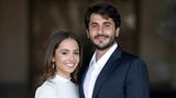 6. Juli 2022  Verlobung im jordanischen Königshaus! Ranias älteste Tochter will heiraten  Prinzessin Iman bint Abdullah hat sich verlobt! Die älteste Tochter von Königin Rania und König Abdullah von Jordanien hat am Dienstag Ja zu ihrem Freund Jameel Alexander Thermiotis gesagt. Einen Tag später teilt der Palast die frohe Kunde mit und veröffentlicht ein Bild des glücklichen Paars. In der Verkündung heißt es, er habe im Beisein der Königsfamilie und seiner Familie um die Hand seiner Liebsten angehalten. Auf Instagram gratuliert die Königin: "Herzlichen Glückwunsch, meine liebste Iman; dein Lächeln ist immer ein Geschenk der Liebe gewesen, das ich seit dem Tag deiner Geburt zu schätzen wusste. Ich wünsche dir und Jameel ein Leben voller Liebe und Lachen!" Die schöne Nachricht heitert Rania in einer schweren Zeit auf: Ende Mai starb ihr geliebter Vater. Über ihren künftigen Schwiegersohn ist nichts außer seinem Namen bekannt. Wie lange er und Iman liiert sind, wurde ebenfalls nicht mitgeteilt.