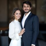 6. Juli 2022  Verlobung im jordanischen Königshaus! Ranias älteste Tochter will heiraten  Prinzessin Iman bint Abdullah hat sich verlobt! Die älteste Tochter von Königin Rania und König Abdullah von Jordanien hat am Dienstag Ja zu ihrem Freund Jameel Alexander Thermiotis gesagt. Einen Tag später teilt der Palast die frohe Kunde mit und veröffentlicht ein Bild des glücklichen Paars. In der Verkündung heißt es, er habe im Beisein der Königsfamilie und seiner Familie um die Hand seiner Liebsten angehalten. Auf Instagram gratuliert die Königin: "Herzlichen Glückwunsch, meine liebste Iman; dein Lächeln ist immer ein Geschenk der Liebe gewesen, das ich seit dem Tag deiner Geburt zu schätzen wusste. Ich wünsche dir und Jameel ein Leben voller Liebe und Lachen!" Die schöne Nachricht heitert Rania in einer schweren Zeit auf: Ende Mai starb ihr geliebter Vater. Über ihren künftigen Schwiegersohn ist nichts außer seinem Namen bekannt. Wie lange er und Iman liiert sind, wurde ebenfalls nicht mitgeteilt.